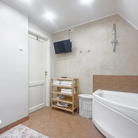 Old Town Apartment, Uus 28